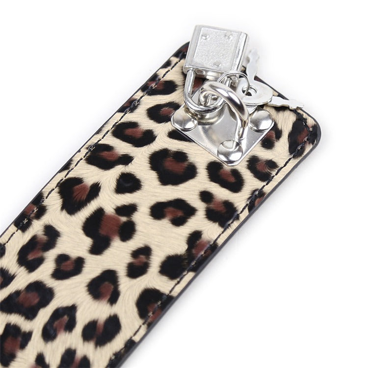 Kit Bondage em Couro Léopard — Colar, Algemas e Restrição | SM Adultos (+18)